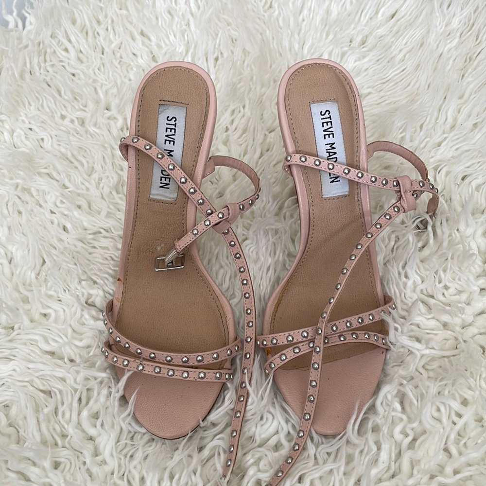 STEVE MADDEN STRAP SANDALS.